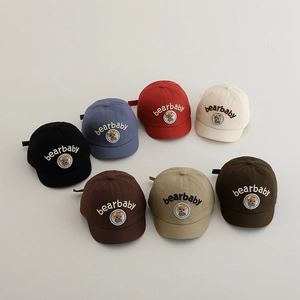 Dettaglio di cappellini da baseball per neonati in sette colori con ricamo a forma di orso