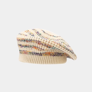 Vue macro détaillée de la texture tricotée et des motifs ondulés colorés sur le béret en laine