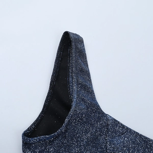 Gros plan sur le tissu pailleté bleu marine avec paillettes argentées et doublure noire