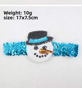 Blauwe pailletten haarband detail met een schattige sneeuwman applicatie en hoed.
