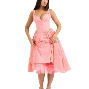 Robe midi rose élégante avec broderie évidée, taille ajustée et fines bretelles