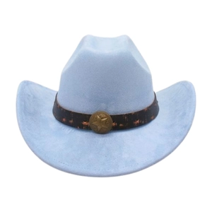Détail d'un chapeau de cow-boy bleu clair en suédine avec bande de cuir et boucle étoile