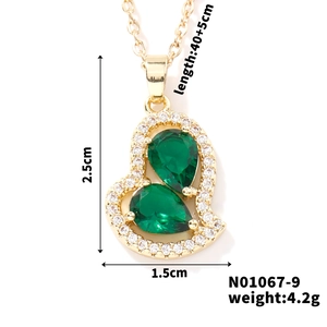 Vista dettagliata della collana con ciondolo a cuore con dimensioni 2,5 cm per 1,5 cm