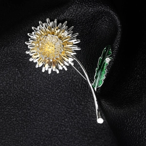 Vue macro d'une broche pissenlit avec pétales argentés, feuilles vertes et cristaux