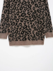Détail du tricot en mohair doux à imprimé léopard montrant texture et fini duveteux