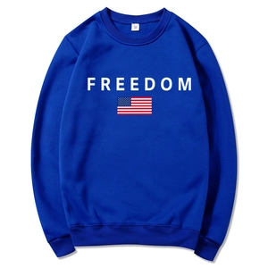 Détail du sweat bleu roi montrant l'imprimé FREEDOM blanc, drapeau US et étiquette taille M