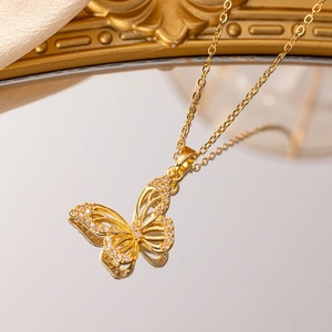 Collier élégant avec pendentif papillon doré ajouré et zircons sur fond en soie