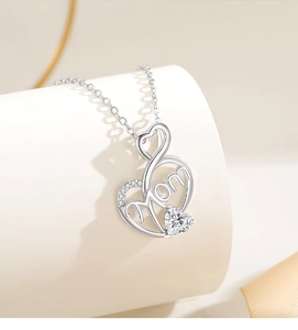 Détail du collier coeur MOM en argent S925 avec cristal blanc et pavé de pierres
