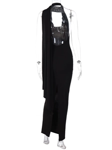Détail de la robe noire dos nu avec drapé latéral et encolure licou élégante