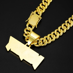 Hip-Hop Goldene Panzerkette mit eisigem Money-Anhänger auf schwarzem Hintergrund