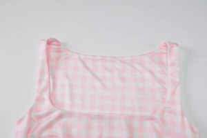 Gros plan sur l'encolure carrée à carreaux rose et blanc et la texture du tissu du crop top