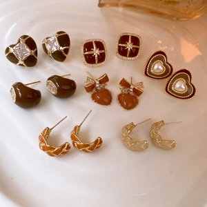 Retro Ohrring-Set mit Herz- und Schmetterlingsanhänger, Emaille in Karamell und Gold