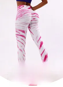 Détail du pantalon de yoga sans couture taille haute avec motif marbré tie-dye rose