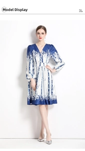 Detail von blau-weißem Blumenkleid mit V-Ausschnitt, elastischer Taille und Puffärmeln