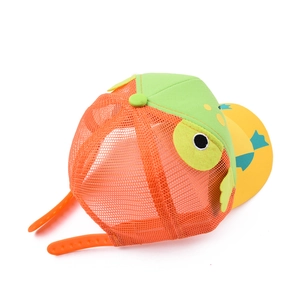 Détail de casquette enfant motif poisson avec filet respirant et sangle réglable