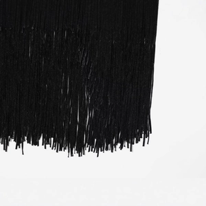 Elegantes Neckholder-Oberteil aus schwarzem Samt mit langen Fransen für einen Party-Look
