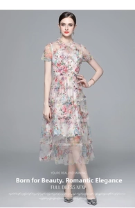Détail d'une robe élégante en mesh à fleurs avec volants et taille haute ajustée