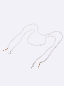 Vue détaillée de chaînes de lunettes en perles blanches avec fermoirs mousquetons dorés