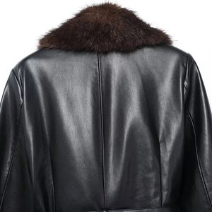 Detail der schwarzen Kunstlederjacke mit abnehmbarem dunkelbraunem Kunstfellkragen