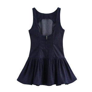 Vue détaillée du dos nu et de la fermeture éclair sur cette robe courte en jean bleu
