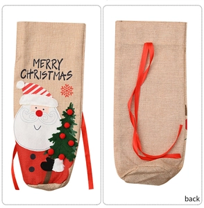 Détail du sac à vin de Noël en toile avec broderie Père Noël et cordon de serrage rouge