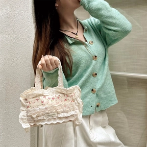 Gros plan du petit sac cabas en toile à fleurs avec bordures en dentelle et logo Sozakka
