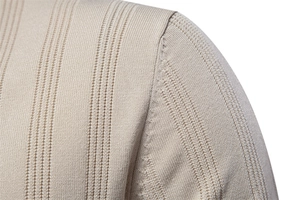 Makroansicht des beigen Strick-Poloshirts mit feiner Vertikalstruktur und Schulternaht-Detail