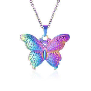 Détail macro du pendentif papillon avec fini métallique irisé et motifs floraux ajourés