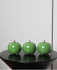 Ensemble de sculptures de pommes en céramique vert brillant avec glaçage poli et détails