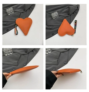 Détail du porte-monnaie orange en forme de cœur en cuir PU avec dragonne LOVE et fermeture éclair