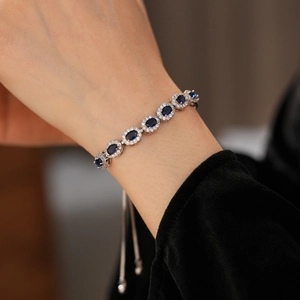 Gros plan du bracelet bolo vintage en argent avec saphirs ovales et pierres de zircon