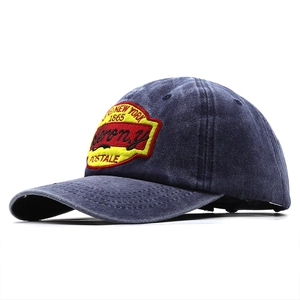 Détail de la broderie sur casquette de baseball en denim délavé avec écusson rétro