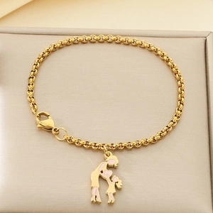 Gros plan d'un bracelet doré en acier inoxydable avec un pendentif mère et enfant d'art