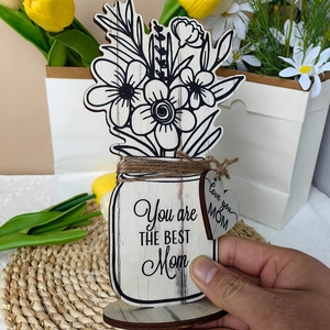 Detail of wooden Mom gift plaque with engraved heart tag and floral bouquet design