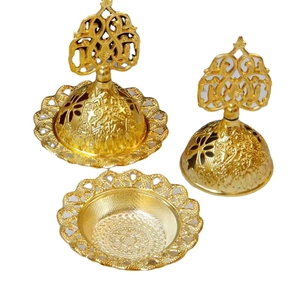 Ensemble de brûleurs d'encens dorés de style oriental en métal avec motifs évidés