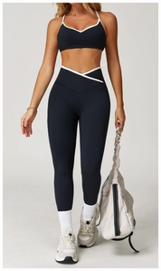 Detail van de stijlvolle high-waist yogabroek met witte contrasterende overslag tailleband