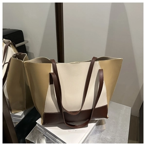 Dettaglio della grande borsa tote patchwork tricolore riflessa in uno specchio