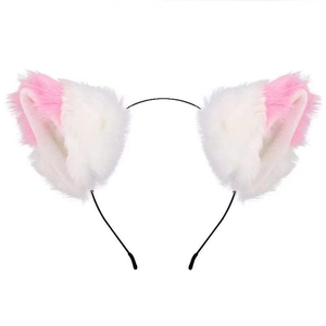 Détail d'un serre-tête oreilles de chat en peluche blanc et rose texture douce