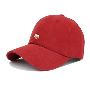 Gros plan sur la broderie renard blanc d'une casquette de baseball rouge en coton