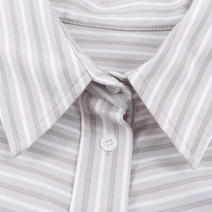 Dettaglio del colletto della camicia in popeline a righe grigie e bianche con bottoni