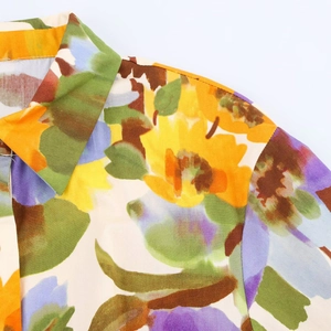 Vue détaillée de l'encolure de la robe en popeline avec imprimé floral coloré
