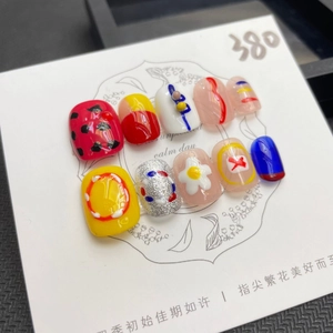 Vue détaillée de 10 faux ongles faits main avec fleurs en 3D et motifs scintillants
