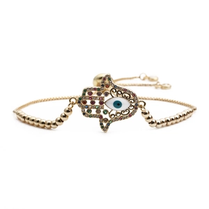 Goldenes Hamsa-Hand-Armband mit bunten Zirkonsteinen auf neutralem weißem Hintergrund