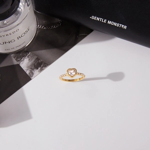 Anello classico in acciaio inossidabile placcato oro 18K con zircone a cuore e pietre