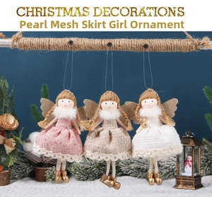 Trois anges de Noël avec jupes en maille à paillettes suspendus à une corde