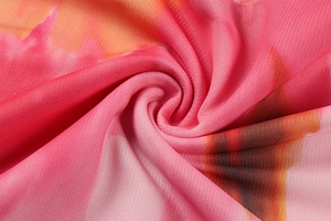 Gros plan sur un tissu mesh respirant avec un imprimé tie-dye orange et rose vif