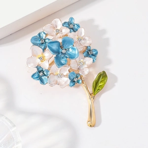 Broche fleur d'hortensia en émail avec strass et feuille verte sur finition dorée