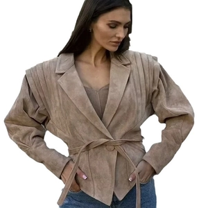 Veste courte en daim camel pour femme avec épaules plissées et ceinture à la taille