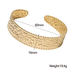 Dettaglio del bracciale placcato oro 18 carati con larghezza 16mm e diametro 60mm