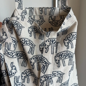 Detail of high-density canvas tote with vintage blue sheep print and reinforced handles